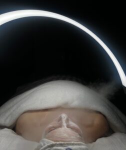 Ansiktsbehandling med LED-lys og maske utført hos hudklinikk